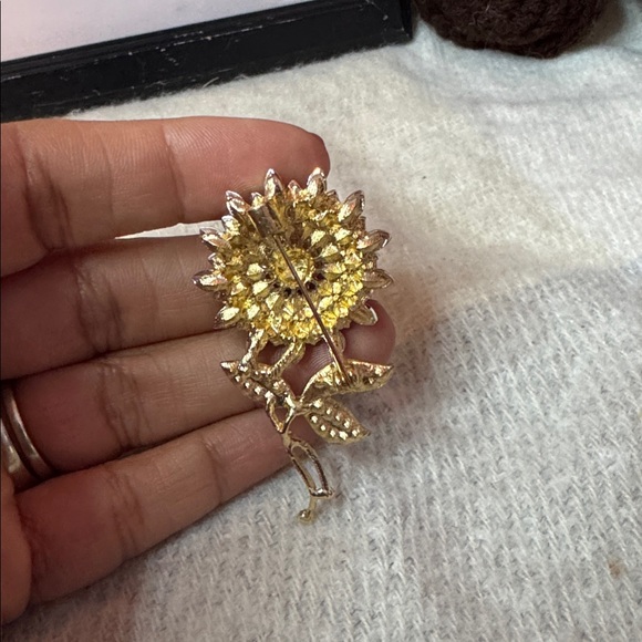 Elegant Sunflower Brooch in Gold and Silver - Picture 3 of 3